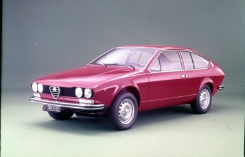 Alfa Romeo giortazei 70 xronia Giulietta kai 50 Alfetta GT